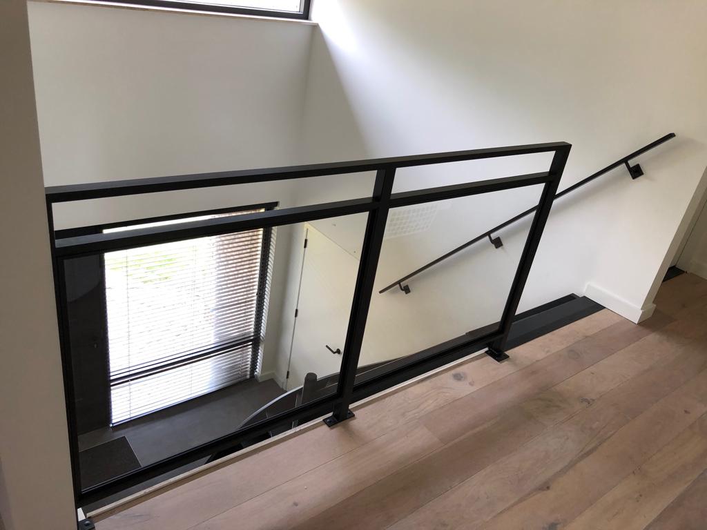 Verstikkend Prestatie Verst Stalen trapleuning en traphek met glas | EDZ Steeldesign