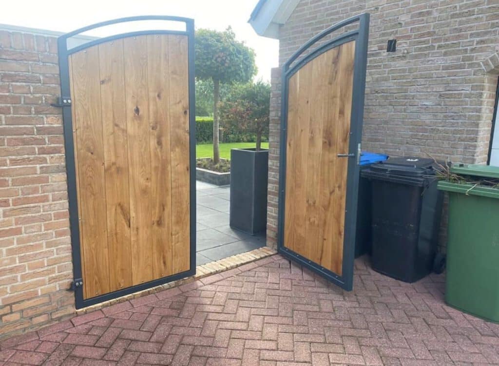 Dubbbele poort met hout
