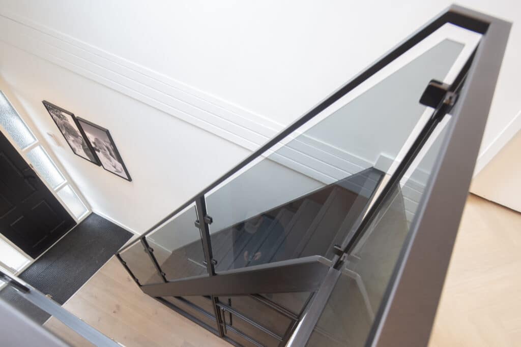 balustrade rookglas en trapombouw met scharnierdeur