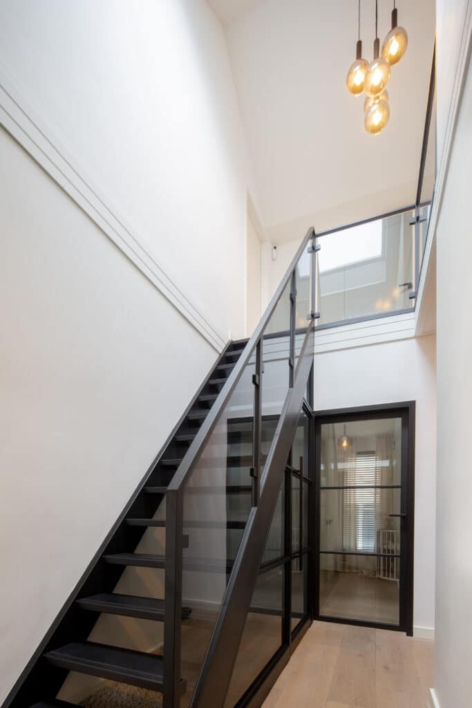 balustrade trapombouw scharnierdeur
